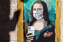 Мона Лиза – один из самых популярных объектов в творчестве уличных художников. В Барселоне ее не оставили без защиты и нарядили в маску. Фото: Getty Images/Miquel Benitez фото 10