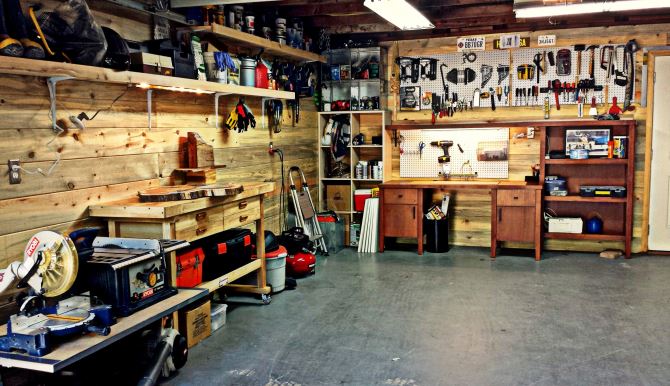 Домашняя мастерская. Рабочая зона в гараже.