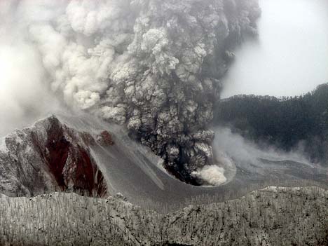 Гроза и извержение вулкана