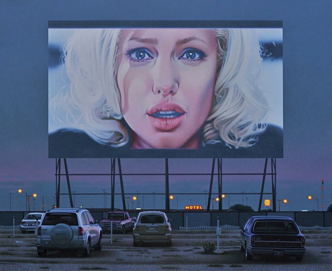 Гиперреалистичные портреты актрис на экранах кинотеатров под открытым небом