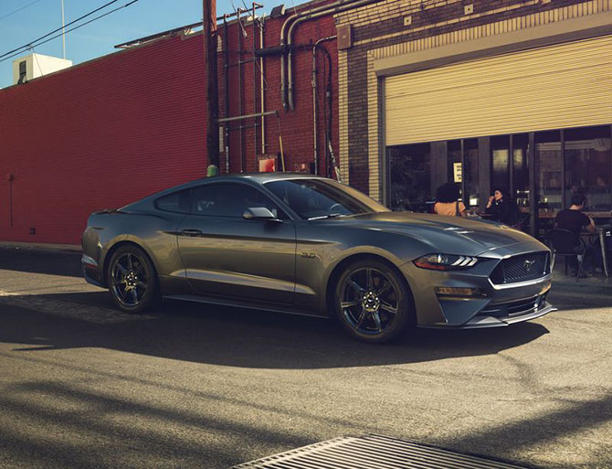 Ford показал агрессивное купе Mustang 2018