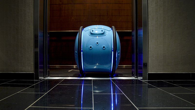 Создатели мотороллера Vespa разработали милого робота-помощника