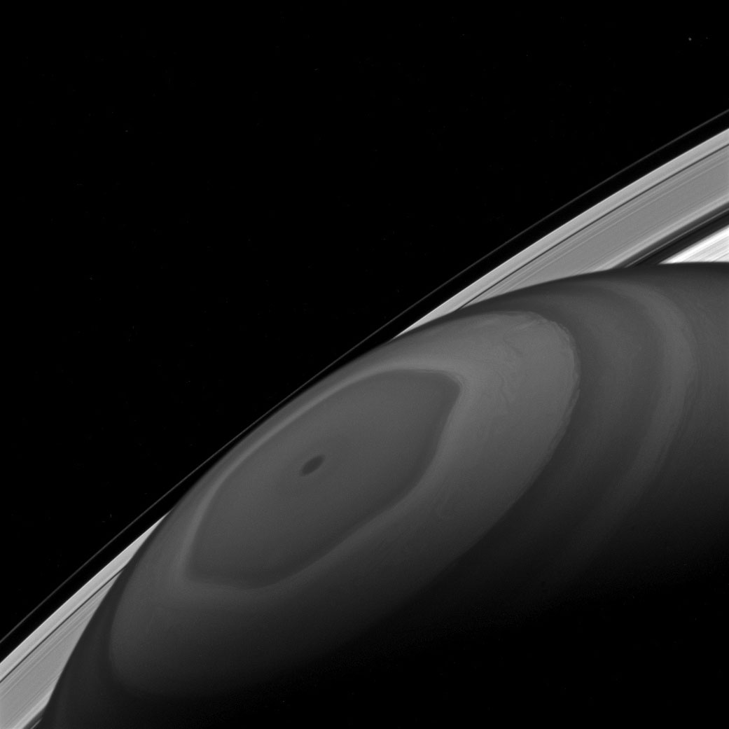 NASA: «В центре северного полюса Сатурна»