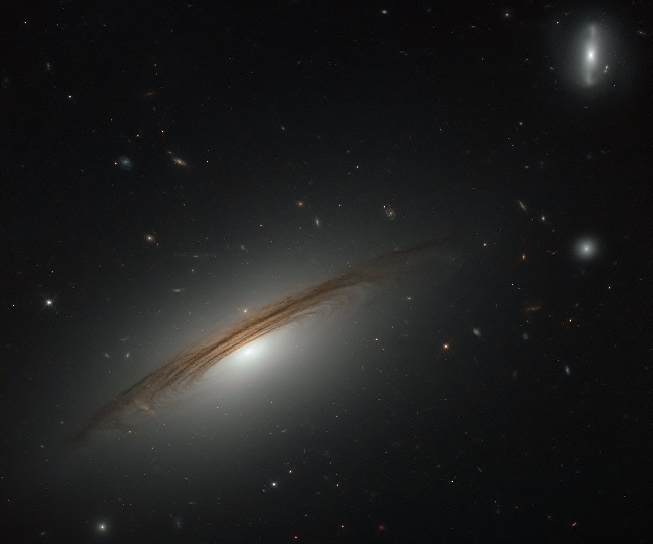 «Хаббл» показал удивительный галактический гибрид