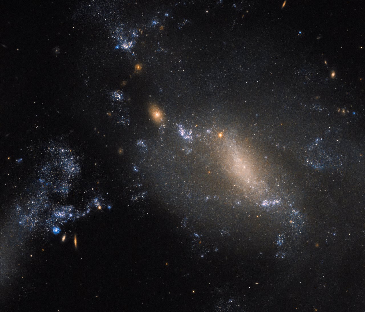 «Хаббл» обнаружил две галактики, игнорирующие космическую условность