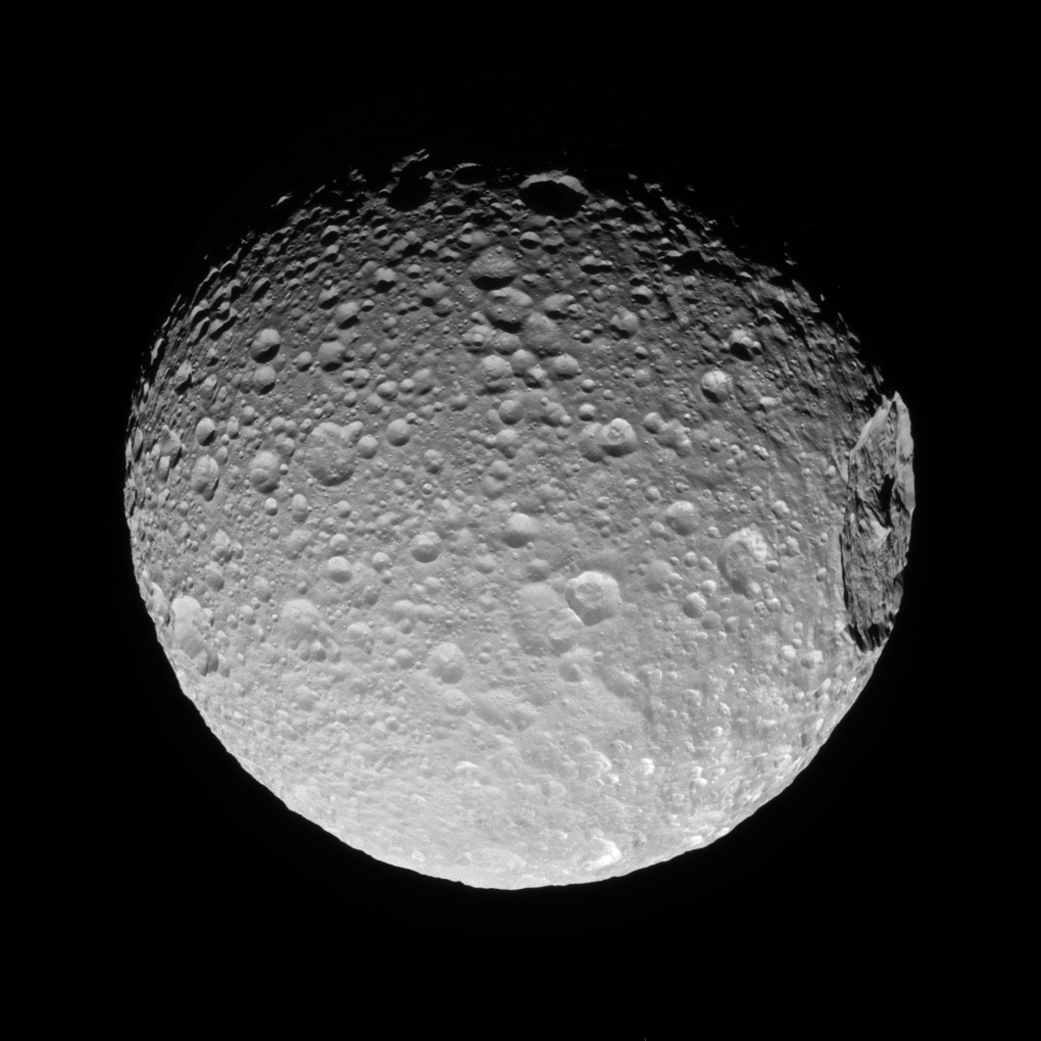«Кассини» показал снимок гигантского кратера Мимаса