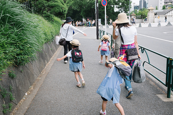 «Куда-нибудь в другое место», или 15 снимков горожан на улицах Токио
