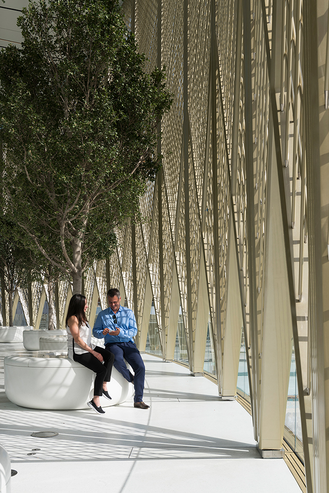 В Дубае открылся новый магазин Apple с «Солнечными крыльями»