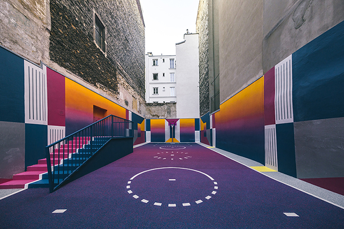 Баскетбольную площадку в Париже обновили ретро-градиентами
