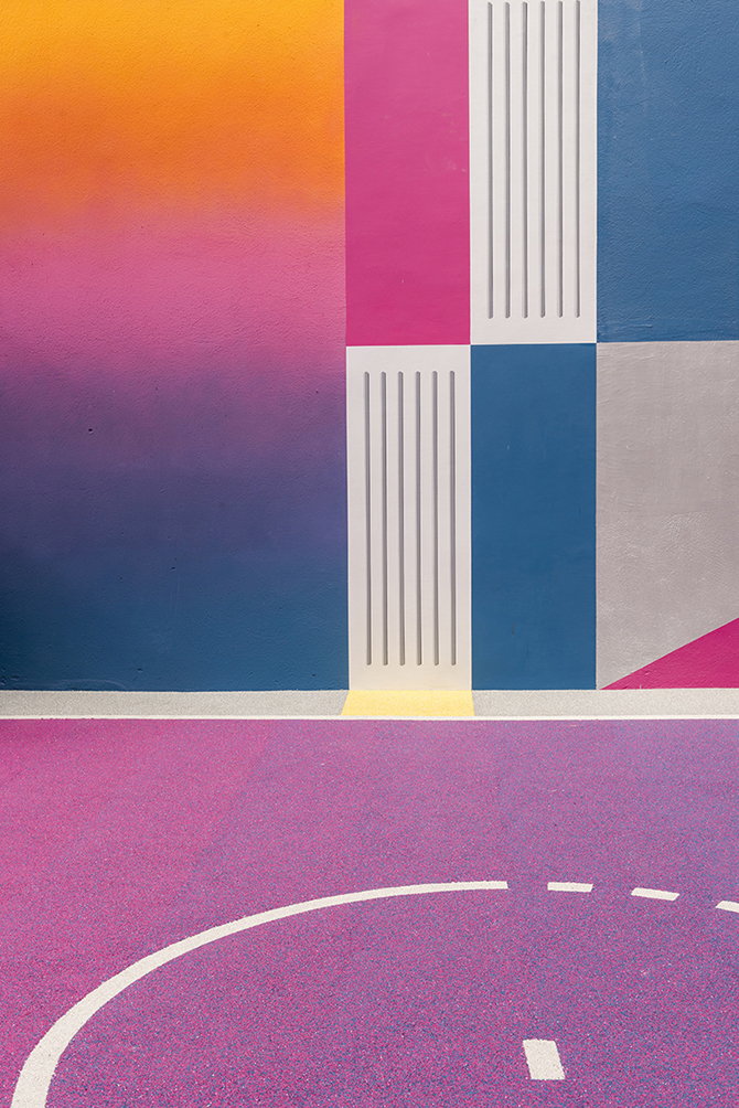 Баскетбольную площадку в Париже обновили ретро-градиентами
