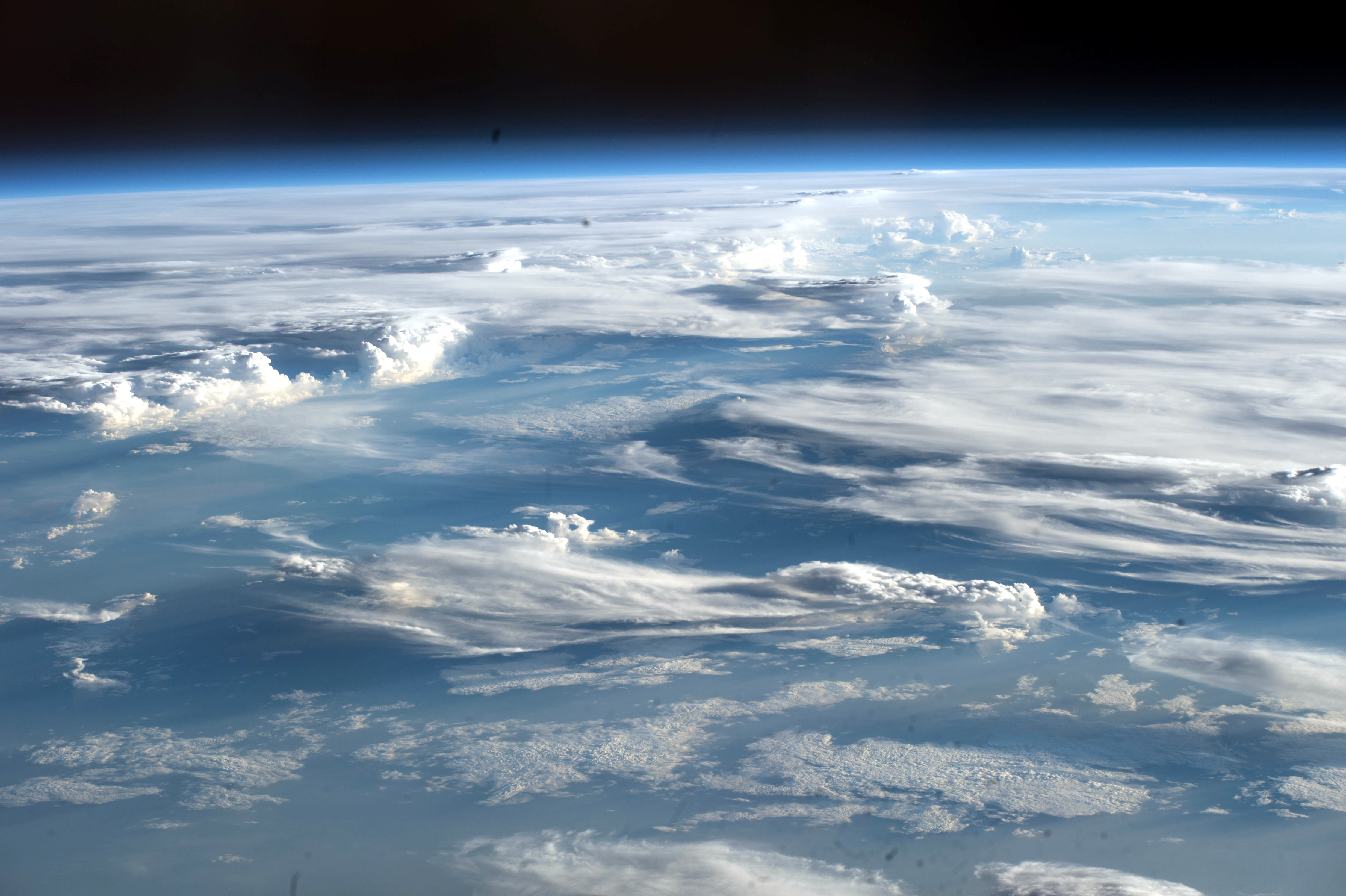 Земля с облаками из космоса