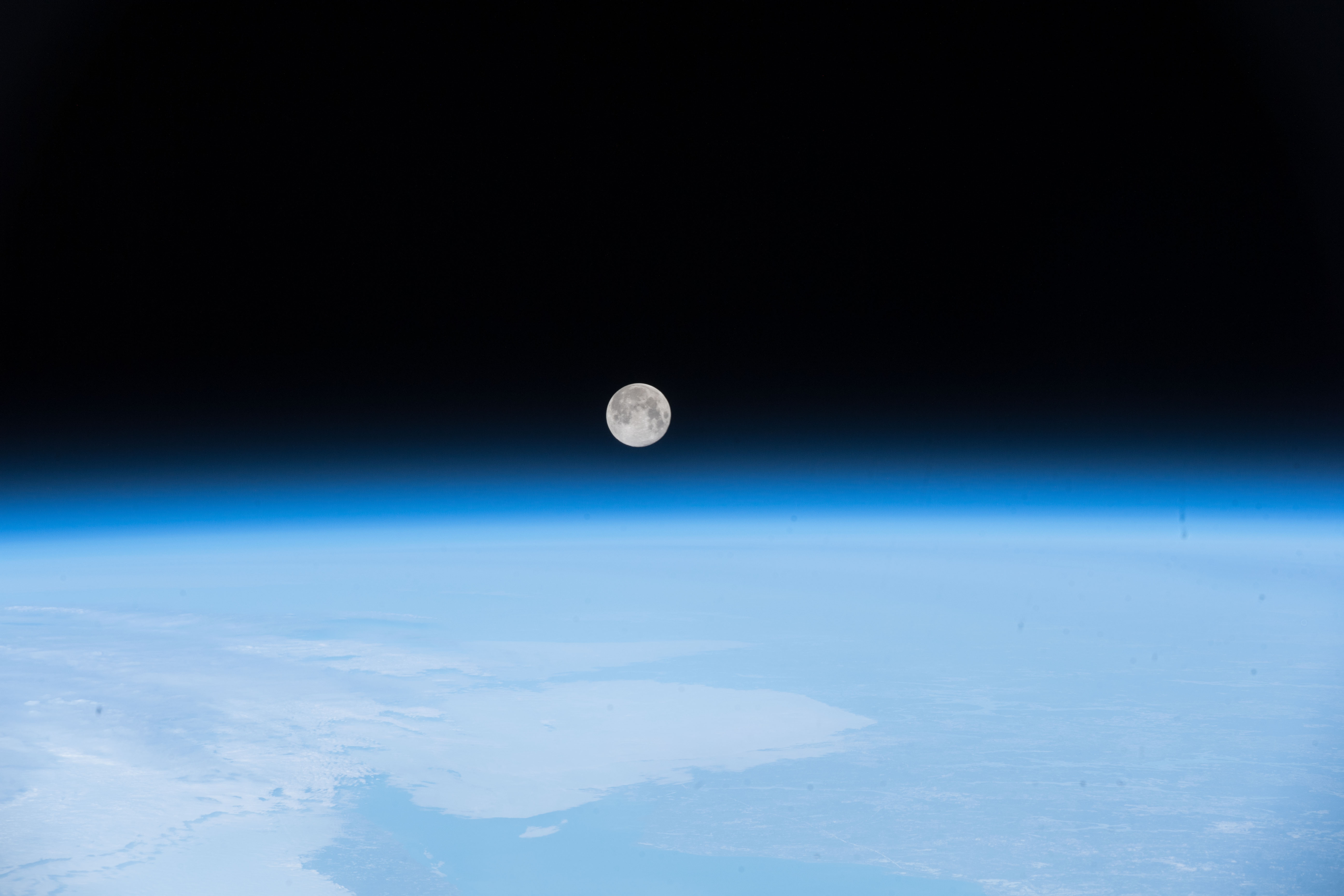 Полная Луна над побережьем Ньюфаундленда