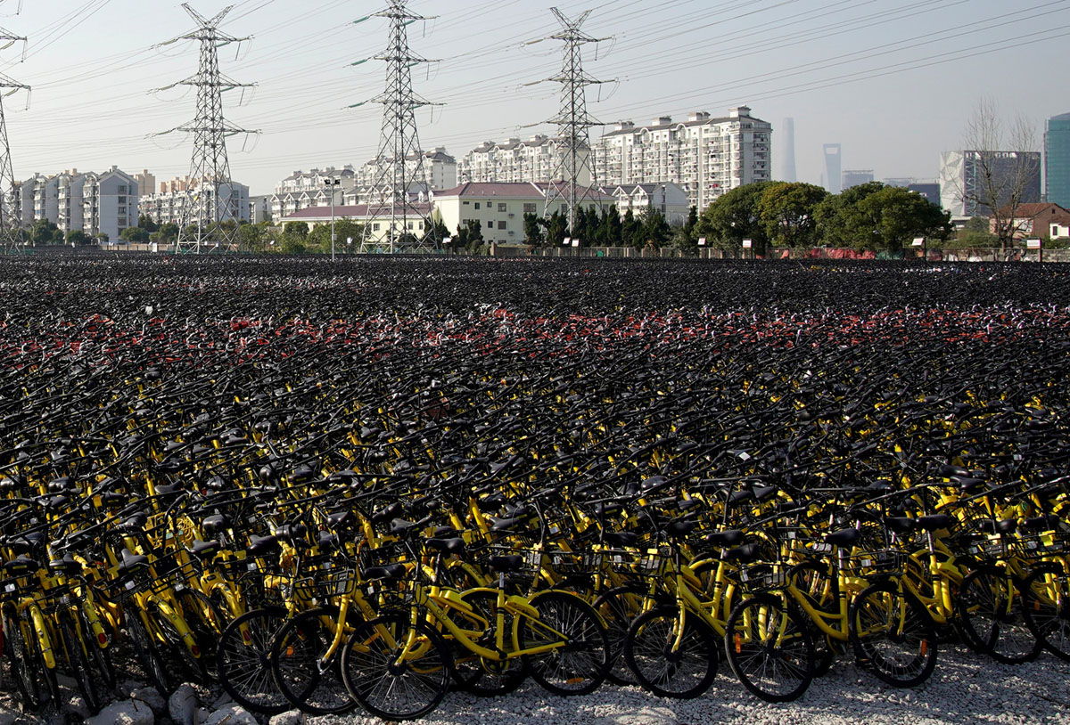 Прокат проблемы. Кладбище велосипедов в Китае. Велосипедные свалки в Китае. Свалка велосипедов в Китае. Кладбище велосипедов в Шанхае.