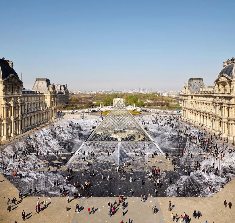 Французский художник JR превратил стеклянную пирамиду Лувра в огромную оптическую иллюзию