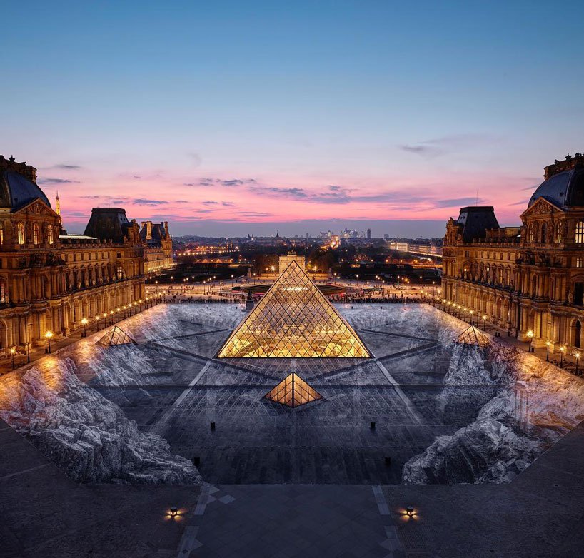 Французский художник JR превратил стеклянную пирамиду Лувра в огромную оптическую иллюзию
