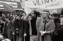 Стивен Хокинг, Тарик Али и Ванесса Редгрейв. Лондон, 1968 год. фото 11