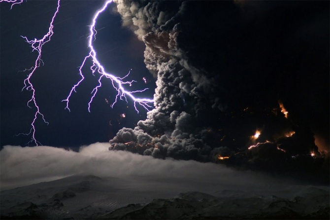 Молния в момент извержения вулкана в Исландии